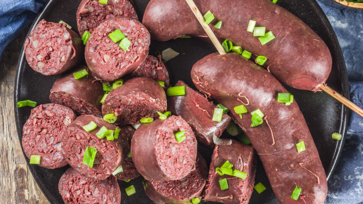 Pokrój kaszankę na grilla i zrób z nią szaszłyki