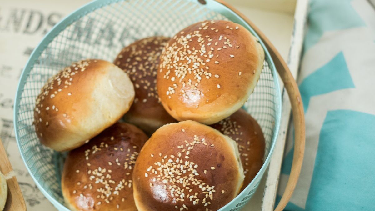 Pachną tak, że cała rodzina przybiegnie do kuchni. Takich bułeczek nie kupisz w żadnej piekarni
