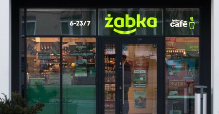 Hot dog za 1 zł przy zakupie papierosów. Żabka wycofuje się z oferty