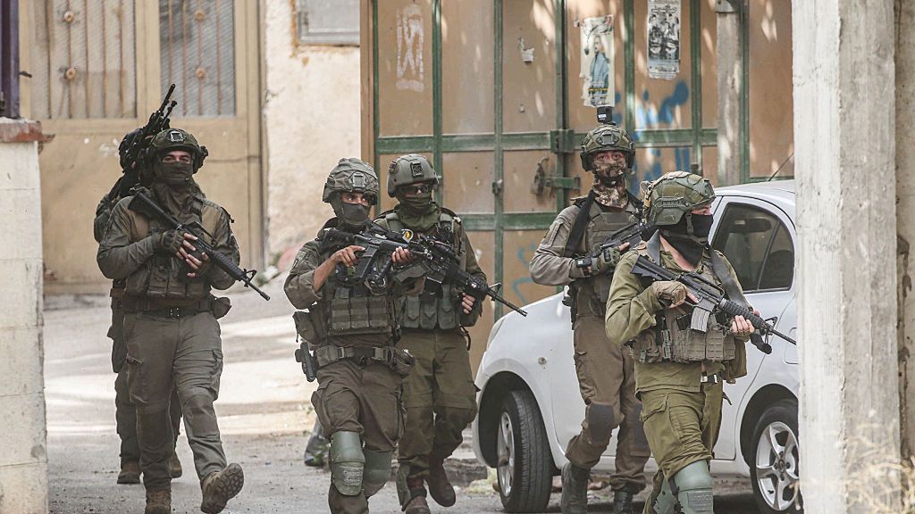 The Israeli infantry force seen among Palestinian homes
