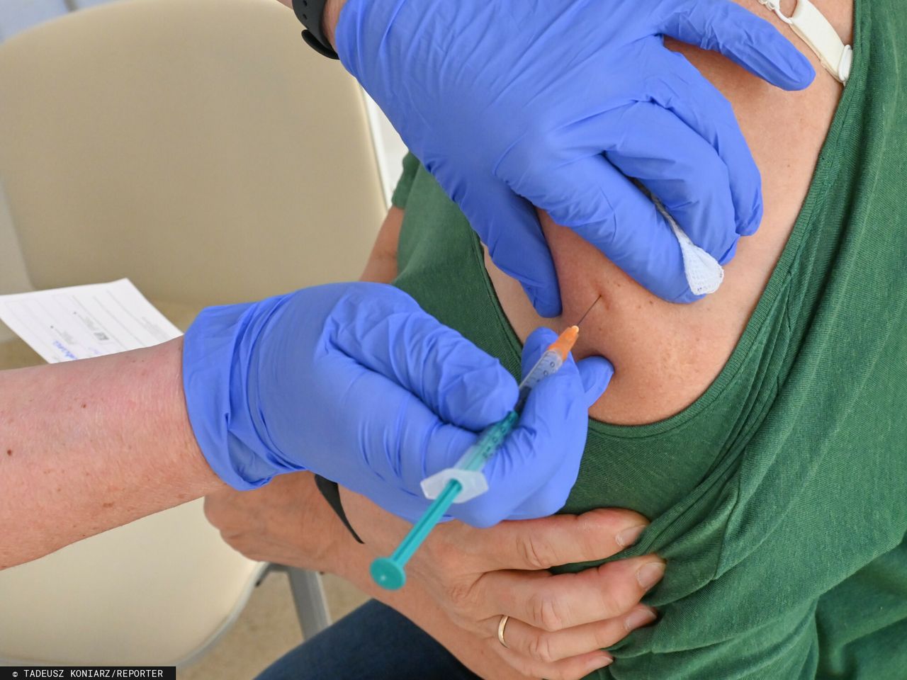 Koniec z obostrzeniami w Polsce? Specjalistka stawia jeden warunek