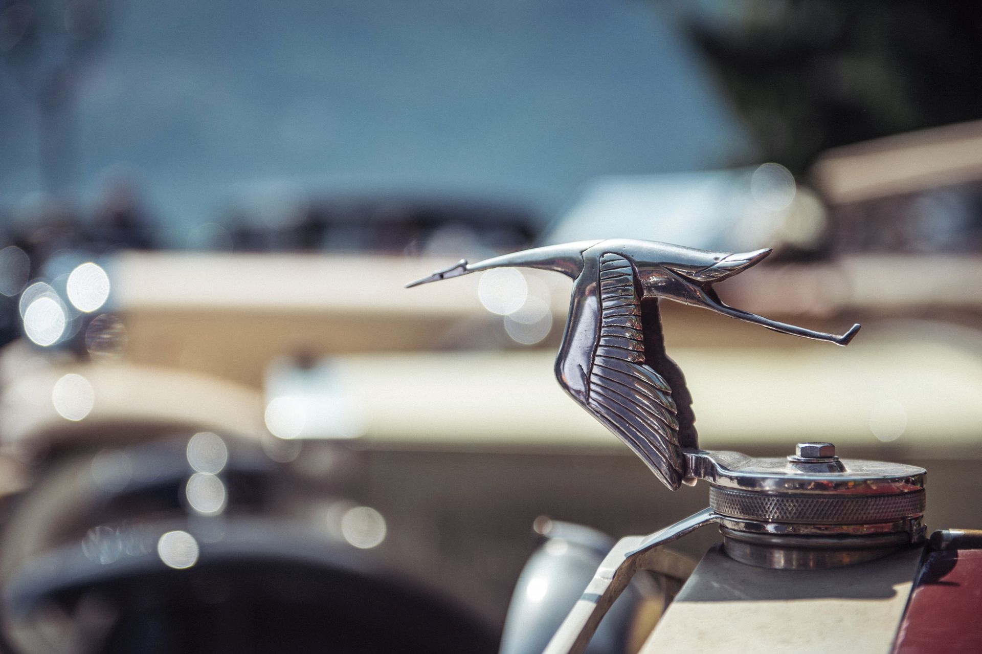 Czapla w locie. Charakterystyczna maskota samochodu Hispano-Suiza T 49. Obok samochodów Isotta Fraschini, szwajcarsko-włoskie Hispano było swojego czasu największą konkurencją dla Rolls-Royce'a.