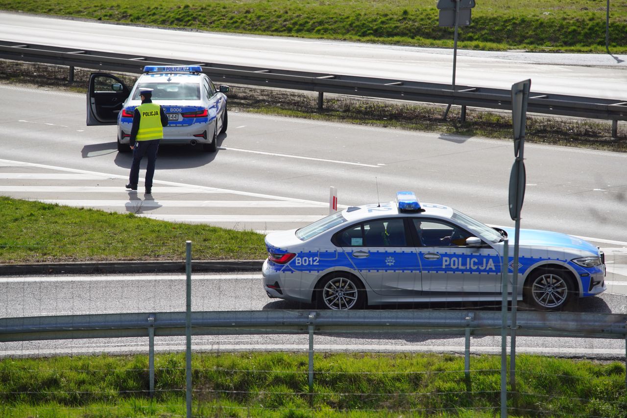 Żołnierz na ekspresówce. Świadek musiał zajechać drogę i wezwać policję