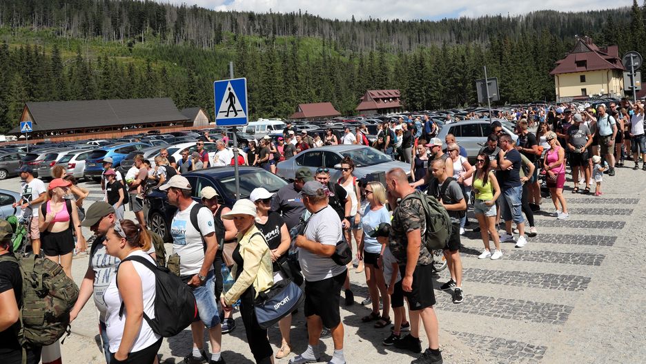 Kolejki turystów do kas Tatrzańskiego Parku Narodowego na parkingu w Palenicy Białczańskiej, gdzie rozpoczyna się szlak do Morskiego Oka