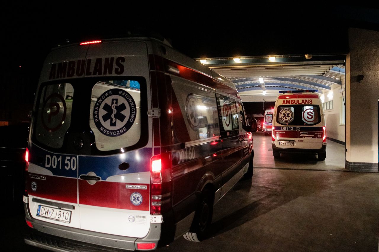 Koronawirus. Sznur karetek przed SOR we Wrocławiu