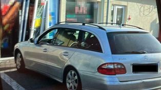 Wjechał mercedesem w sklep. Policji tłumaczył, że napił się później
