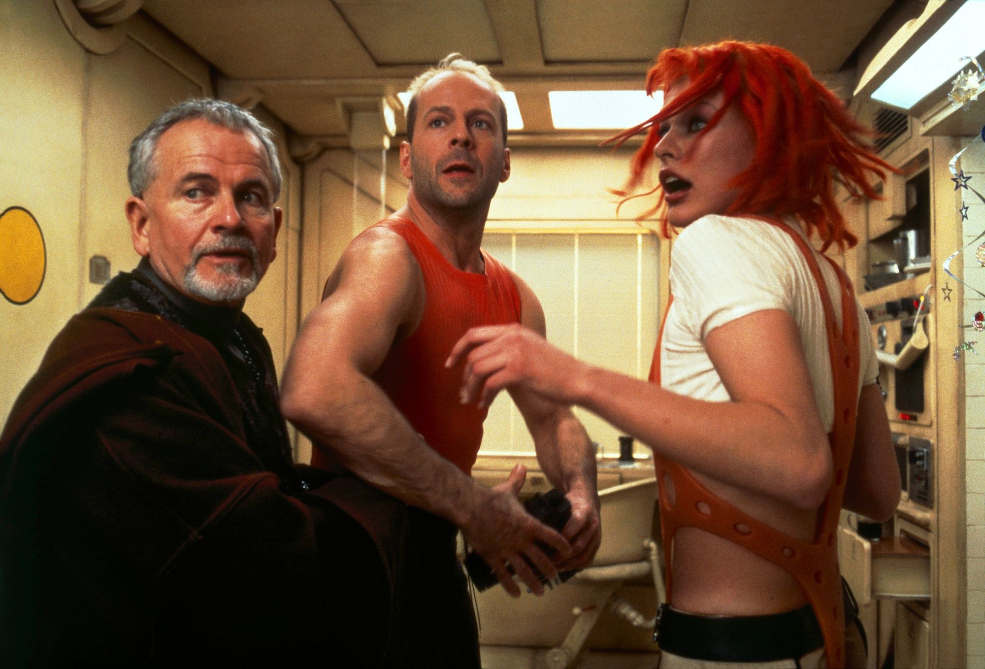 Ian Holm, Bruce Willis, Milla Jovovich w filmie "Piąty element"