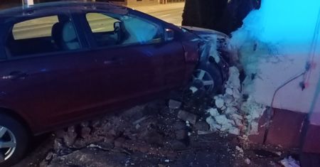 Pijany kierowca w Sochaczewie uderzył w budynek – ponad 2 promile alkoholu