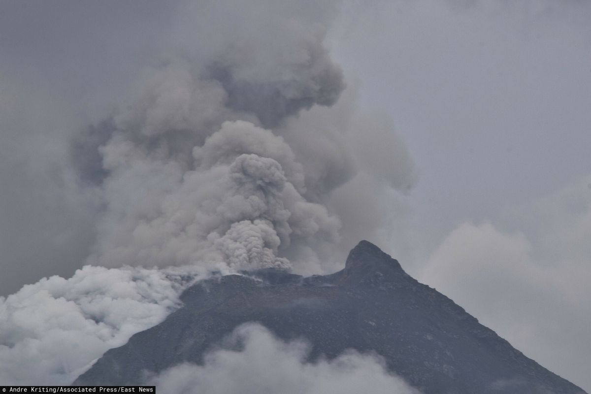 indonezja, erupcja wulkanu, ewakuacja Ludzie uciekali z Flores w popłochu. Lewotobi Laki-laki wybuchł 40 razy