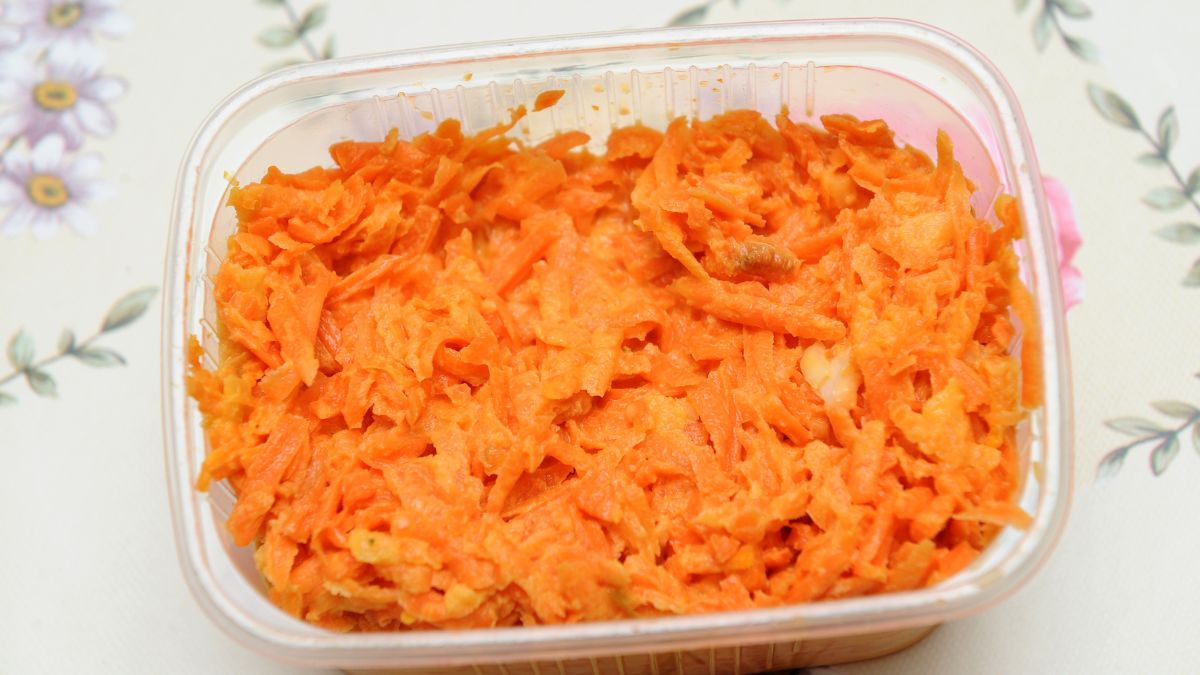 Dodaj zamiast jabłka. Całkowicie zmienisz smak surówki.