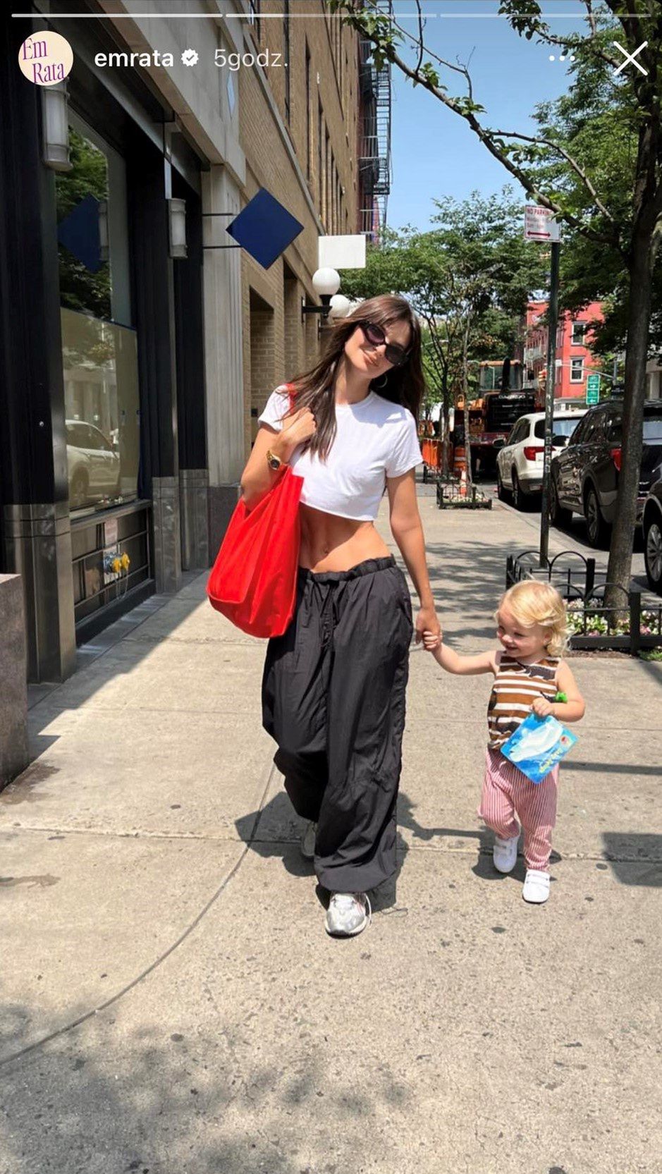 Emily Ratajkowski wyszła na spacer z synkiem 