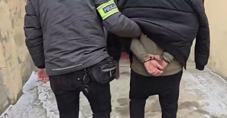 Miał kraść auta lawetą z parkingu lotniska. 41-latek usłyszał zarzuty