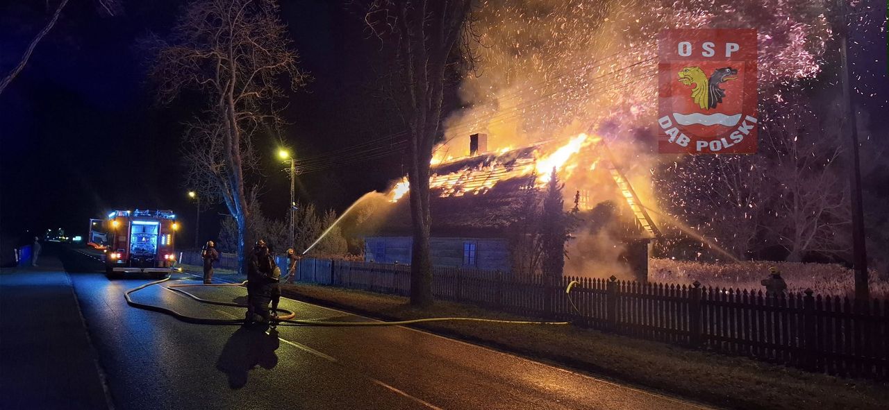 Pożar zabytkowej chaty w Skokach Dużych - tuż po północy! [FOTO]