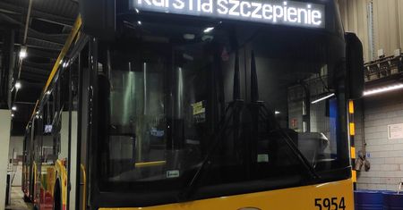 Warszawa. Specjalne autobusy dowiozą mieszkańców na szczepienie