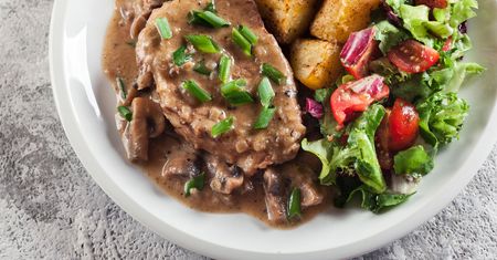 Schab z pieczarkami. Idealnie kruchy i aromatyczny