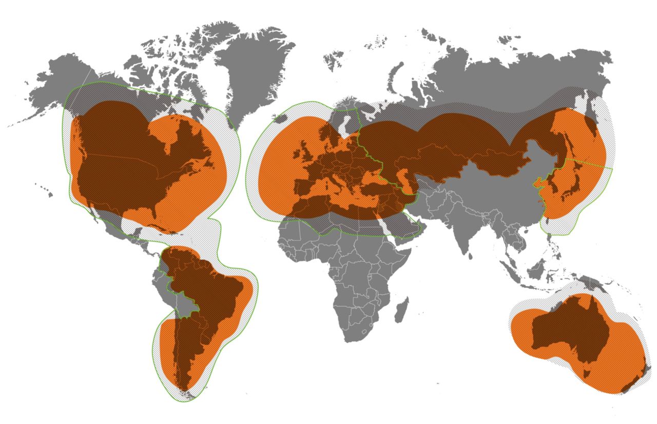 Mapa zasięgu Globalstar. Kolor pomarańczowy - wysoka jakość połączenia, paski - niska jakość połączenia