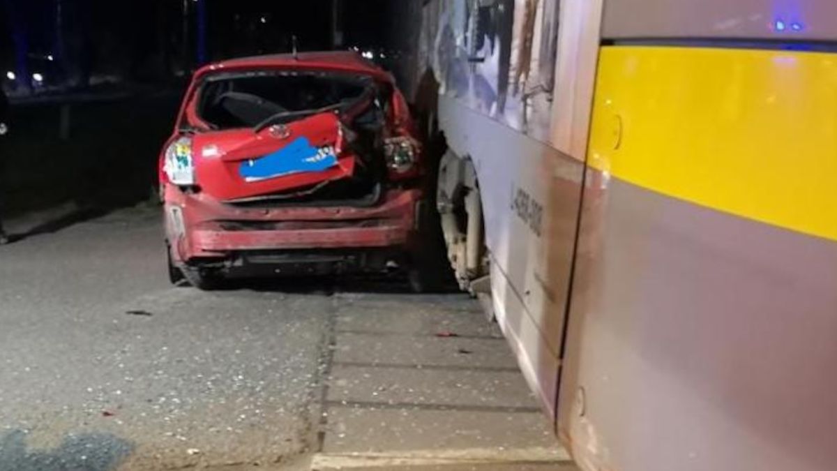 Samochód uderzył w pociąg.
