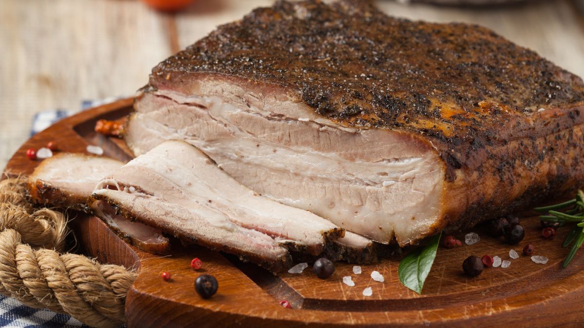 Do pieczonego boczku świetnie pasuje wielkanocny sos chrzanowy