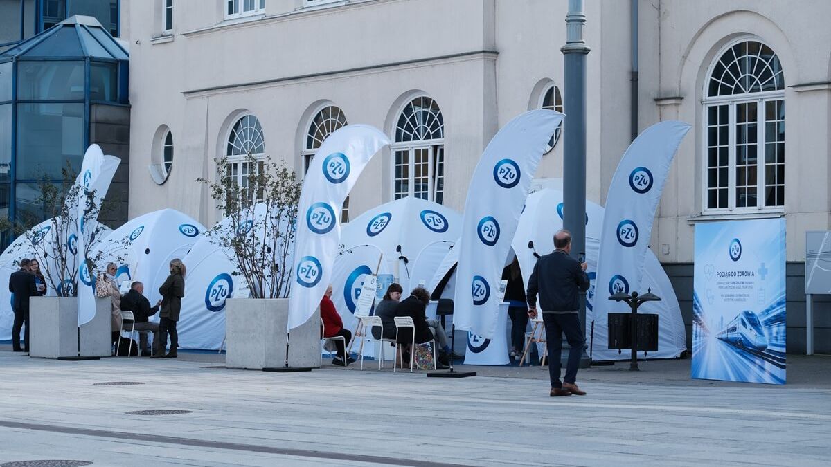 Strefa Zdrowia PZU - Pociąg do Zdrowia przed budynkiem Dworca PKP w Lublinie