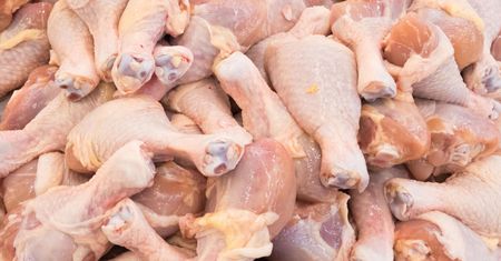 GIS wycofuje popularne kurczaki z "Żabki". Wykryto w nich bakterię Salmonelli
