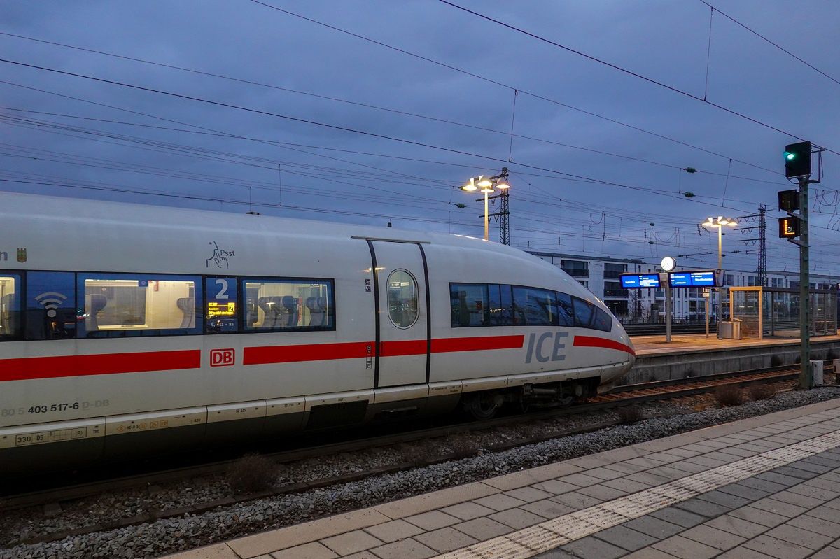 Pociąg pędził prawie 300 km/h. 40-latek jechał między wagonami