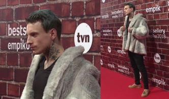 Poważny Smolasty pozuje na ściance w futrze