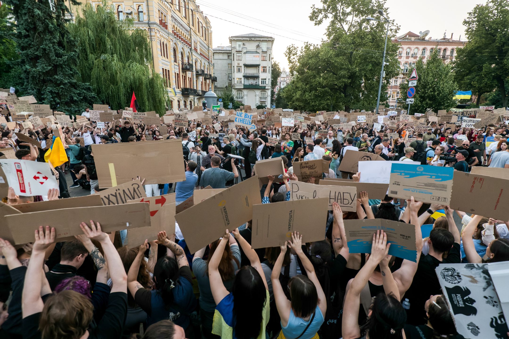 Kijów, Ukraina, 23.07.2025. Wiec przeciwko przyjętej przez Radę Najwyższą ustawie, która ogranicza niezależność Narodowego Biura Antykorupcyjnego Ukrainy (NABU) i Specjalnej Prokuratury Antykorupcyjnej (SAP), w Kijowie, 23 bm. Dzisiaj w wielu dużych miastach Ukrainy, w tym w Kijowie, Charkowie, Lwowie, Winnicy i Mikołajowie, odbyły się protesty. (ad) PAP/Vladyslav Musiienko ***Do tego materiału zdjęciowego dostępna jest również depesza w systemie CSI, pt.: Ukraina/ Zełenski zapowiedział stworzenie nowej ustawy o instytucjach antykorupcyjnych***