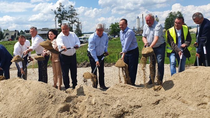 - Dzisiaj rozpoczynamy budowę drogi, na którą czekały pokolenia mieszkańców Podhala - powiedział minister Adamczyk.