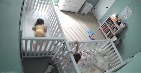 Nagranie z sypialni ma miliony wyświetleń. Po wszystkim udawała, że śpi