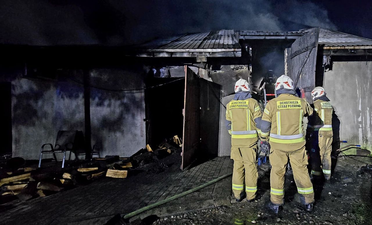 Pożar wędzarni w Świerczynie. Jedna osoba nie żyje, na miejscu 13 zastępów straży