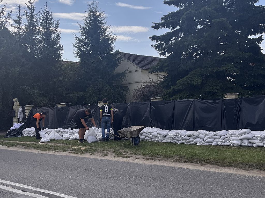 Zapora z worków przed posesją właścicieli koni i aplak 