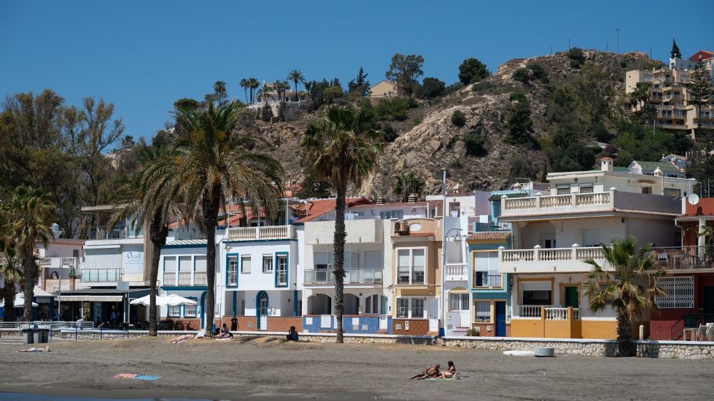Coraz więcej Polaków chce żyć w słonecznej Hiszpanii. Na zdjęciu domy przy plaży w Maladze