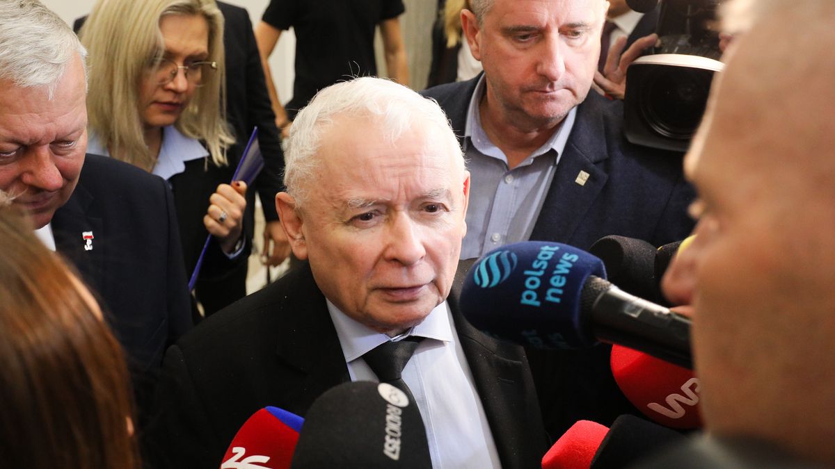 Warszawa, 13.11.2023. Prezes PiS Jarosław Kaczyński (C) podczas wypowiedzi dla mediów na korytarzu sejmowym przed pierwszym posiedzeniem izby w Warszawie, 13 bm. (jm) PAP/Paweł Supernak