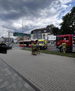 Wypadek w Jeleniej Górze. Auto uderzyło w czteroosobową rodzinę