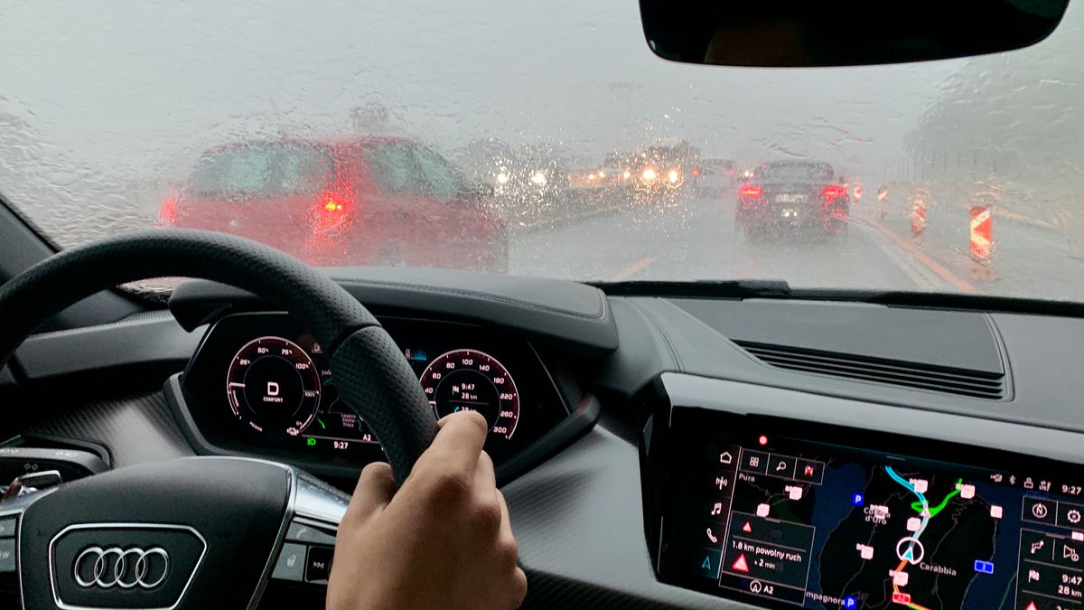 Nawet w najtrudniejszych warunkach nie powinniśmy zatrzymywać się na autostradzie