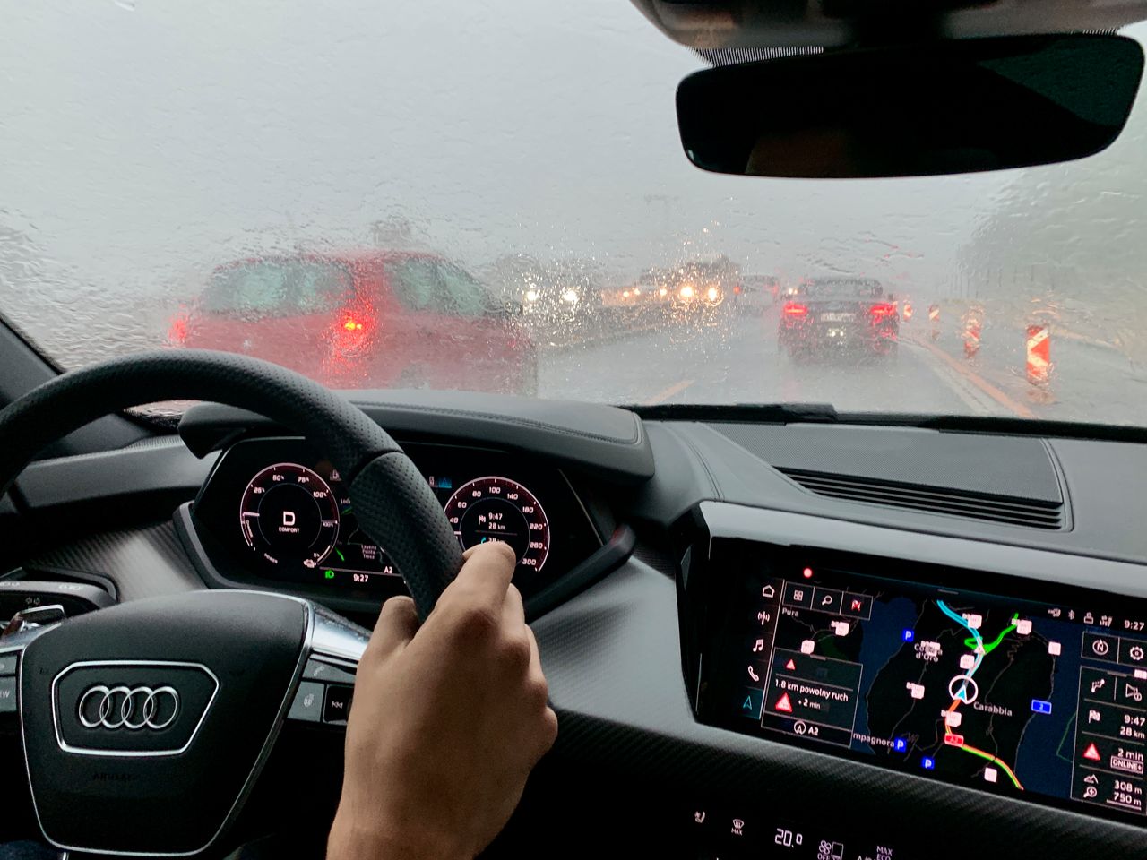 Częsty błąd na autostradzie. Tłumaczymy, co robić, gdy pada