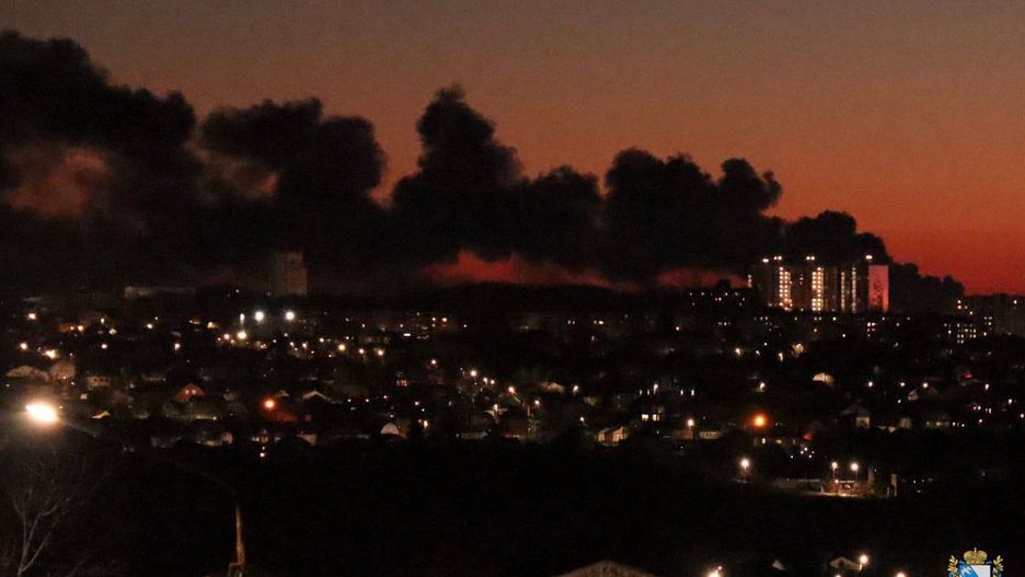 Kłęby dymu nad lotniskiem. Pilne doniesienia z Rosji
