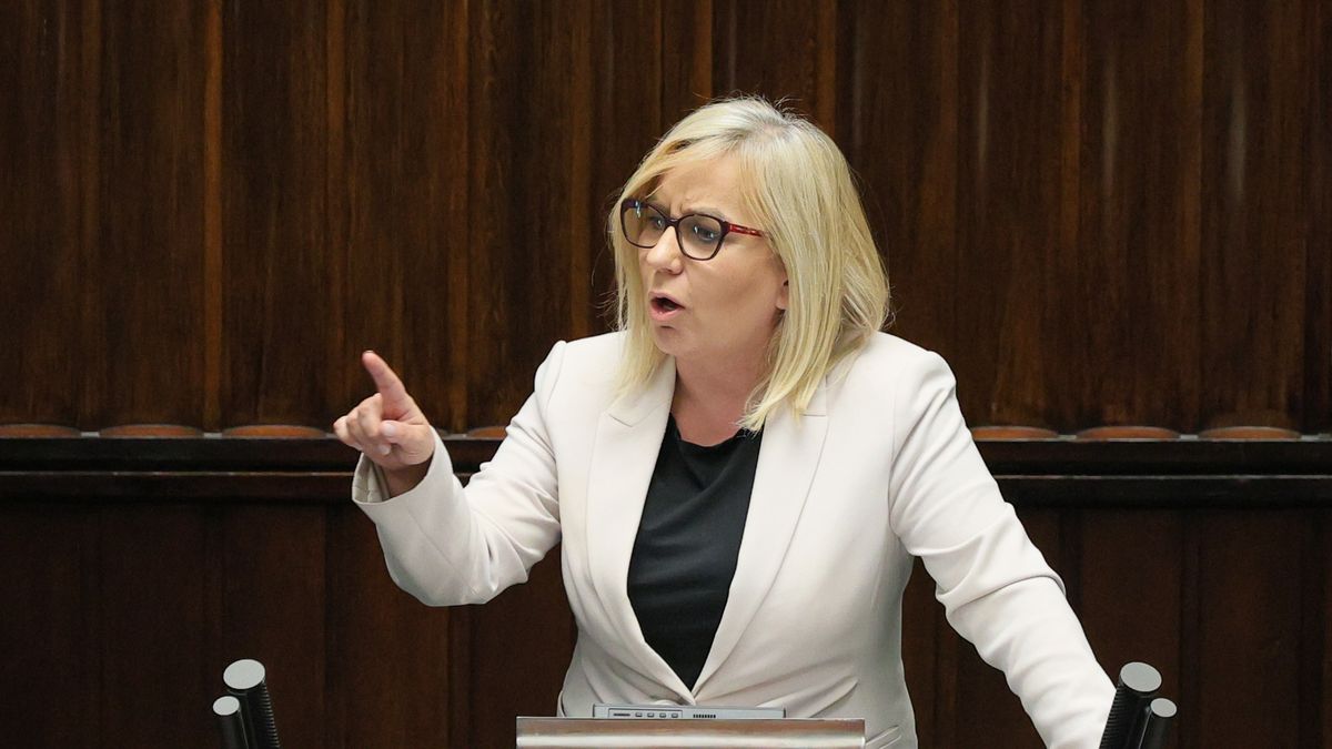 Warszawa, 09.05.2024. Minister klimatu i środowiska Paulina Hennig-Kloska na sali obrad Sejmu w Warszawie, 9 bm. Posłowie zajmują się wnioskiem o wyrażenie wotum nieufności wobec minister Pauliny Hennig-Kloski. (aldg) PAP/Paweł Supernak