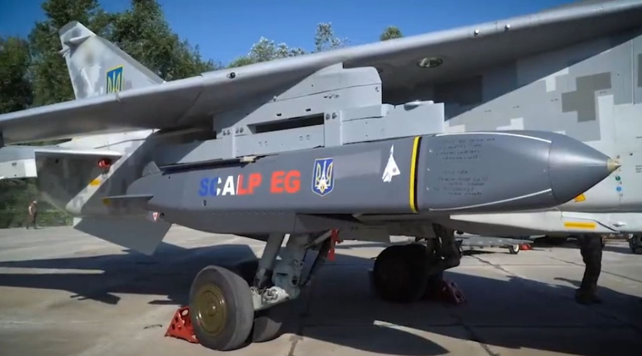 Pocisk SCALP EG pod skrzydłem ukraińskiego bombowca.