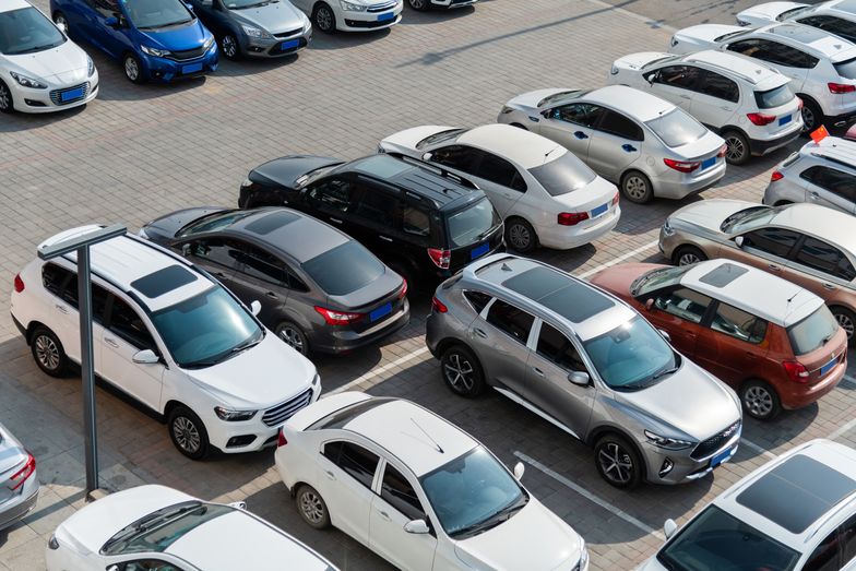 Wśród Samochodów Stojących Na Parkingu Połowa To Fiaty Tunel pod torami, ale likwidacja parkingu? Niepokój wśród mieszkańców