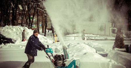 Jak kupić odśnieżarkę? Ułatw sobie życie zimą