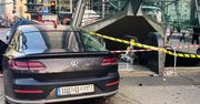 Koszmarny finał kolizji w Warszawie. "Wylądował” przy wejściu do metra