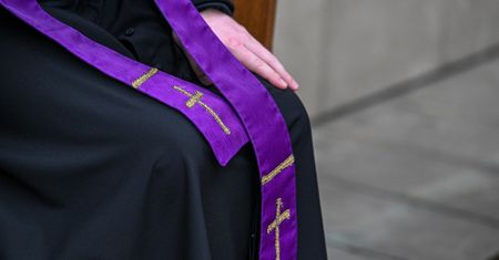 Chciał odmówić pogrzebu przez zbyt niską kwotę. Złożył rezygnację