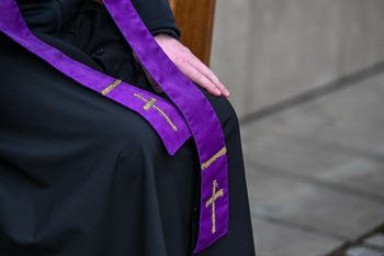 Chciał odmówić pogrzebu przez zbyt niską kwotę. Złożył rezygnację