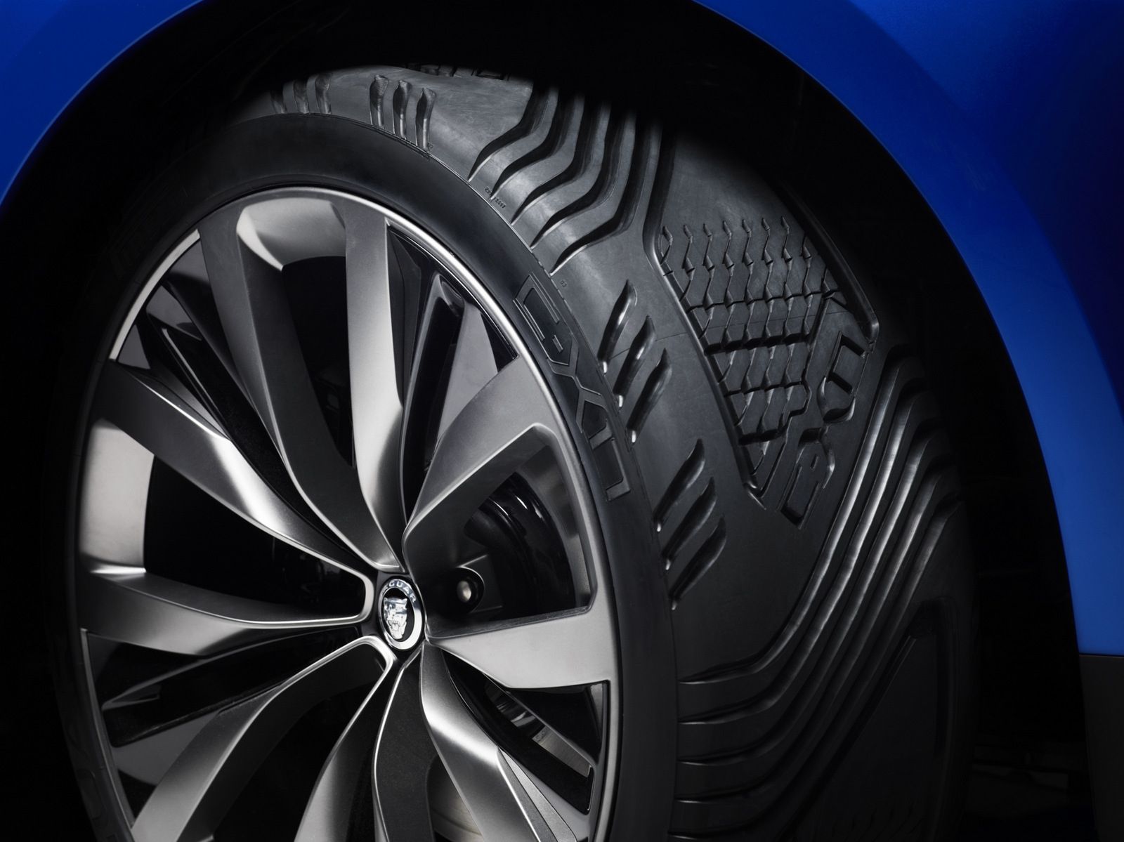 Jaguar C-X17 Concept w studiu i plenerze [galeria] 31