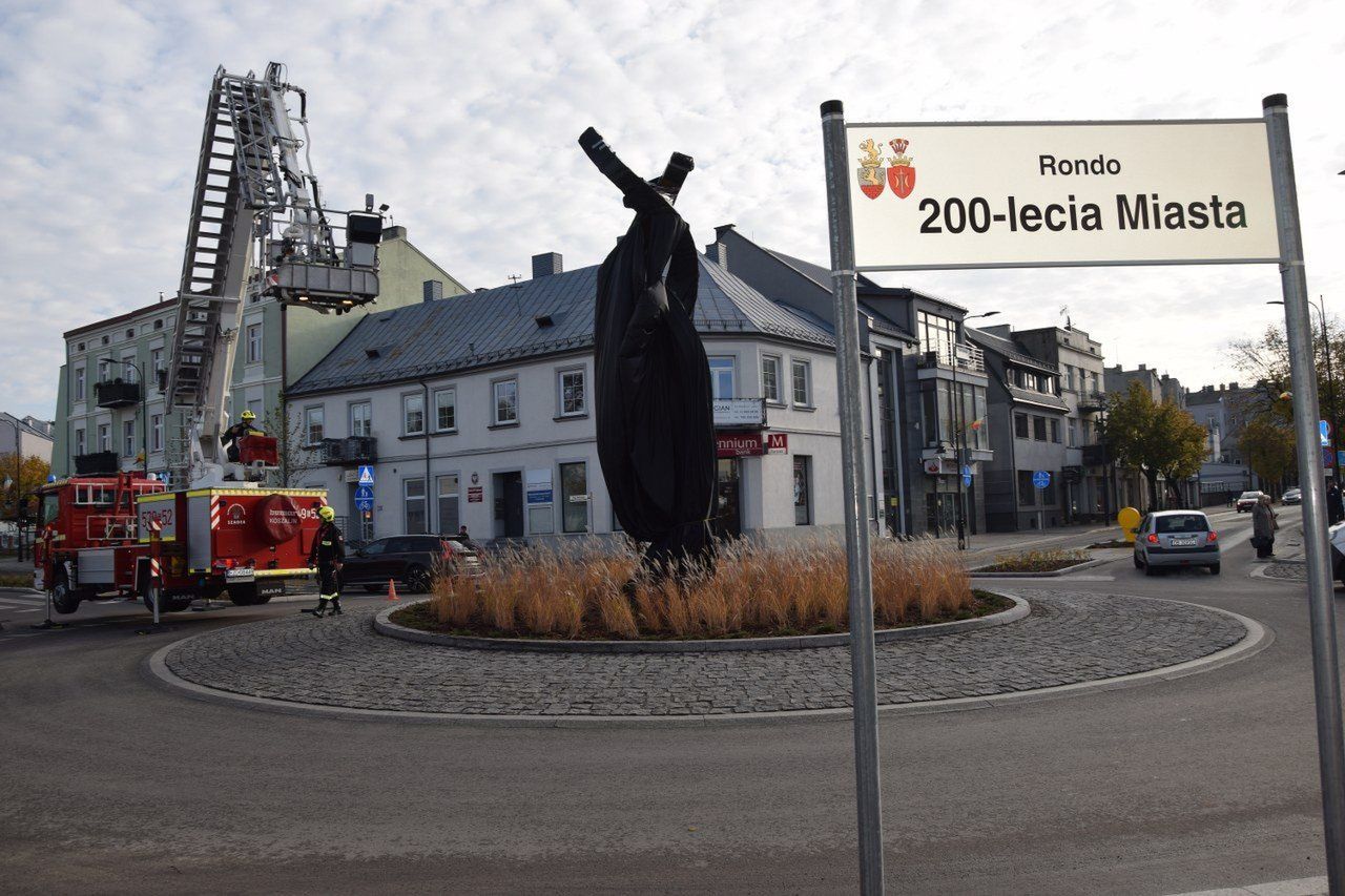 Metalowy &#34;Splot&#34; stanął w sercu Zduńskiej Woli. Odsłonięcie rzeźby wzbudziło duże zainteresowanie mieszkańców