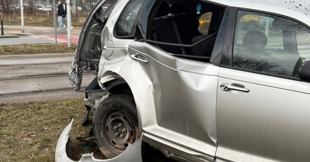 Poważny wypadek na Pradze-Północ. BMW wjechało w chryslera