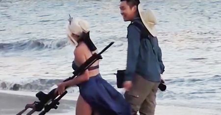 Replika broni na sesji zdjęciowej. Plażowicze byli zaniepokojeni