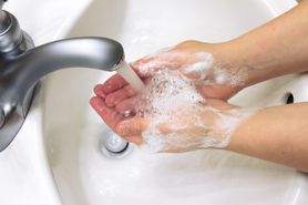 Jakiej wody najlepiej używać do mycia dłoni? Badania dały odpowiedź!