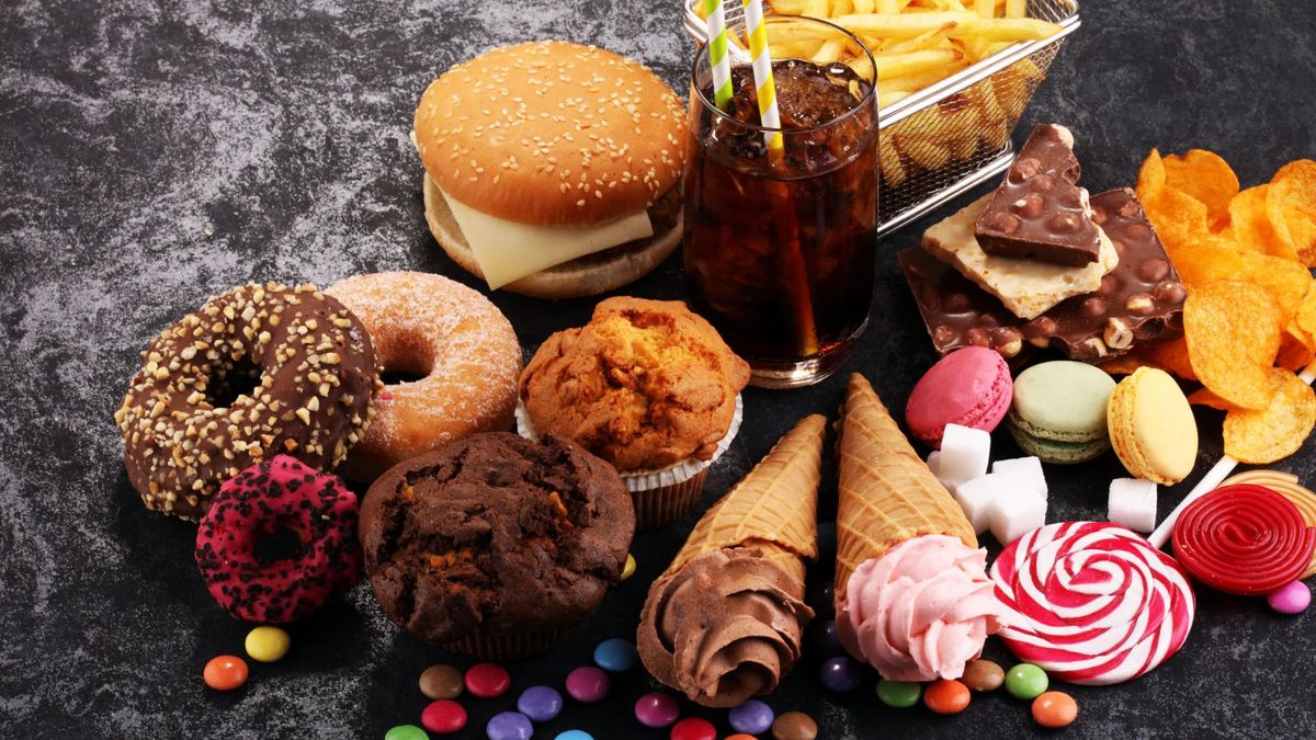 Bulimia charakteryzuje się napadami wilczego głodu.